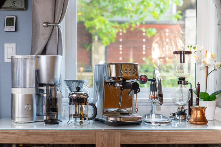 یک دستگاه قهوه ساز و یک دستگاه اسپرسو ساز روی کانتر آشپزخانه